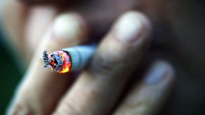 Basta fumar um cigarro por dia para aumentar o risco de morte prematura