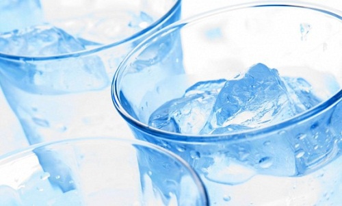 Cinco benefícios do consumo de água em jejum:
